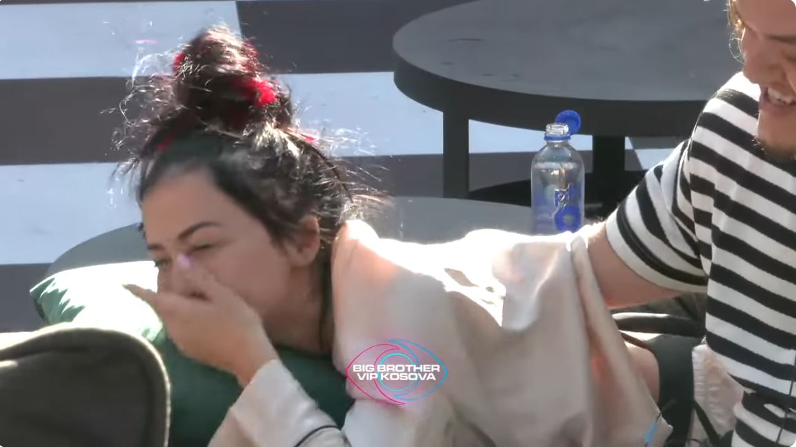 Burimi i bën masazh Xhenetës (VIDEO)