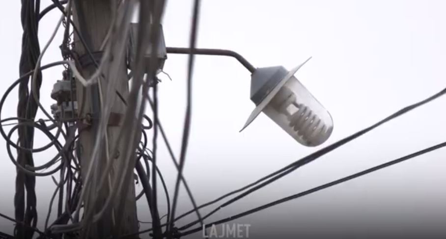 Prishtina s’ka kompani për rregullimin e ndriçimit publik, rruga “Mon Balaj” mbetet në terr (VIDEO)