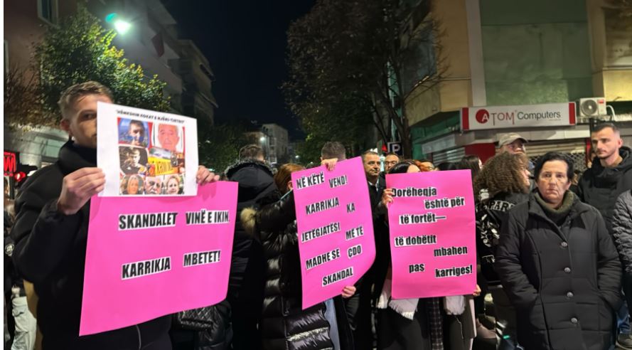 Vrasja e nxënësit 14-vjeçar në Tiranë, protestohet para Ministrisë së Arsimit – kërkohet dorëheqje. 25 nëntor 2024. Pamjet: Top Channel