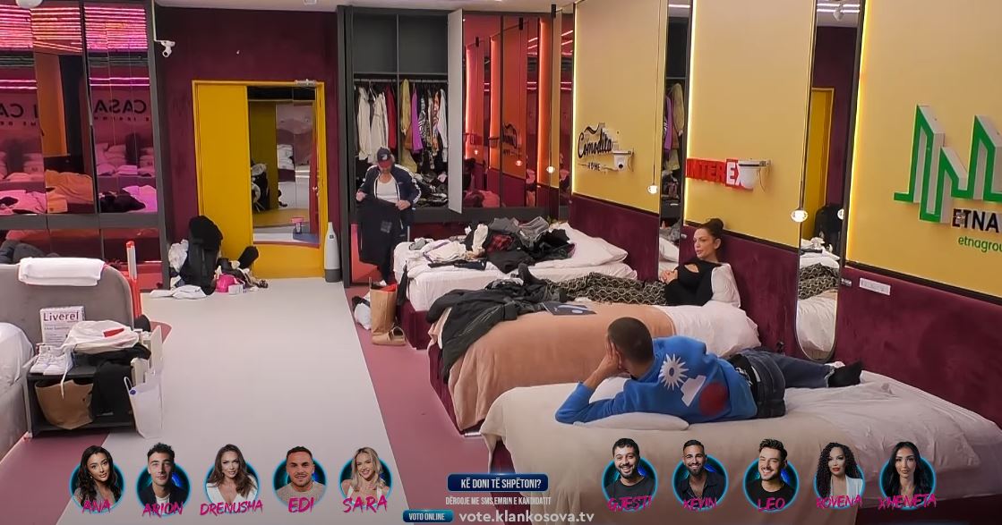 Banorët sistemojnë rrobat e tyre, Drenusha e Vullneti bëjnë batuta (VIDEO)