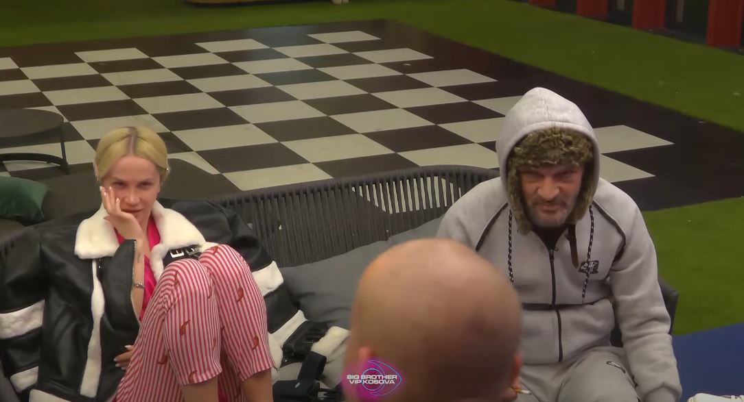 Burimi paralajmëron Sarën: "Po u bëra kapiten, do m'i bësh bananet rriska!" (VIDEO)