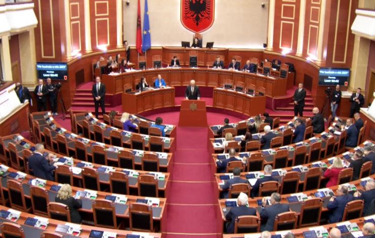 Rama prezanton bonusin e pensionistëve, pas protestës së opozitës ndërpritet seanca