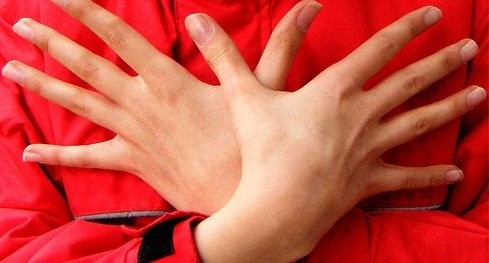 Besojeni ose jo, në Beograd arrestohet një shtetas zviceran që bëri simbolin e shqiponjës dykrenare