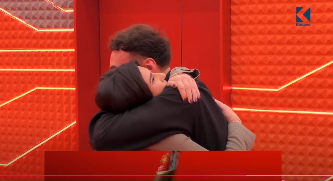 Arioni surprizohet nga motra e tij në Big Brother, ja takimi emocional dhe mesazhi që i dha ajo (VIDEO)