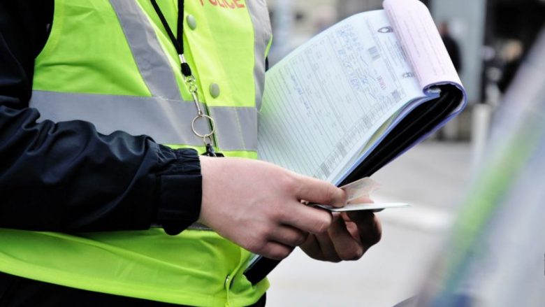 Tentoi t'u japë policisë 10 euro ryshfet për gjobën, arrestohet i dyshuari në Gjakovë