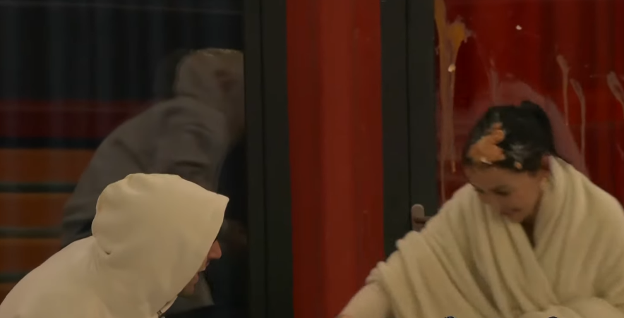 Xheni ankohej në Gresën se po luante me bukë, me Gjestin gjuhet me vezë, miell e birrë (VIDEO)
