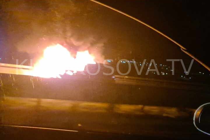 Digjet një veturë në autostradën "Ibrahim Rugova" (VIDEO)