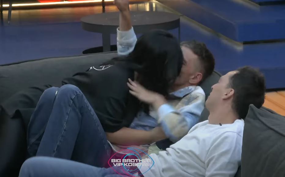 "Ama buzën zemër", Gresa puth përsëri Vullnetin (VIDEO)