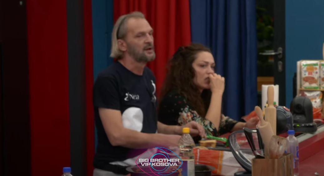 Xuxi këndon dhe vallëzon në kuzhinë - e provokojnë Driloni dhe Edi