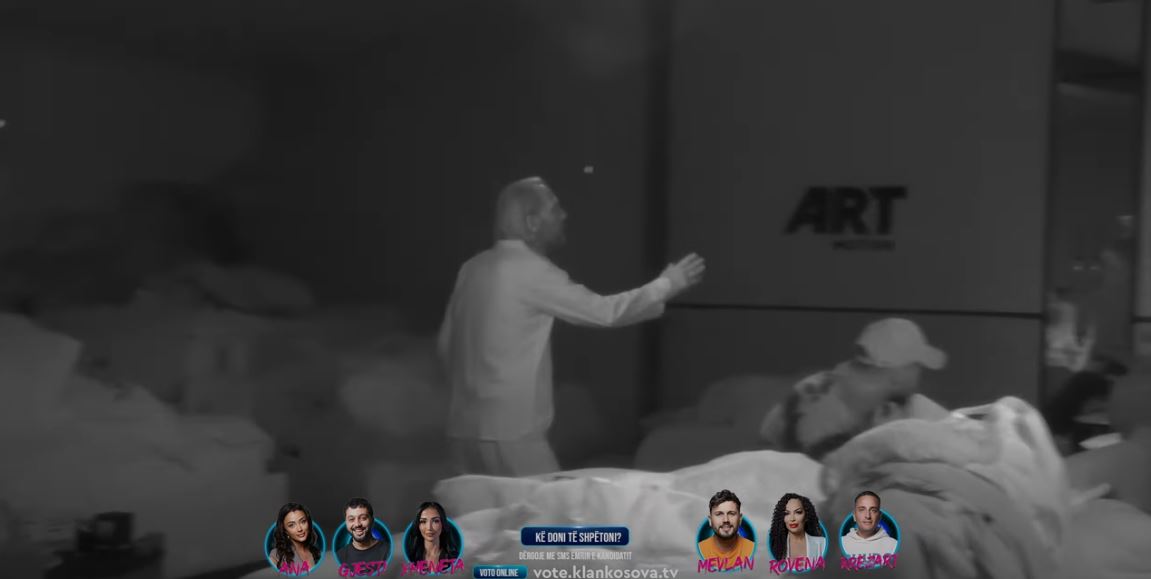 “Pash prindërit e tu shtriju e flejë”, Xuxi i reagon ashpër Gresës pasi i prishën gjumin (VIDEO)