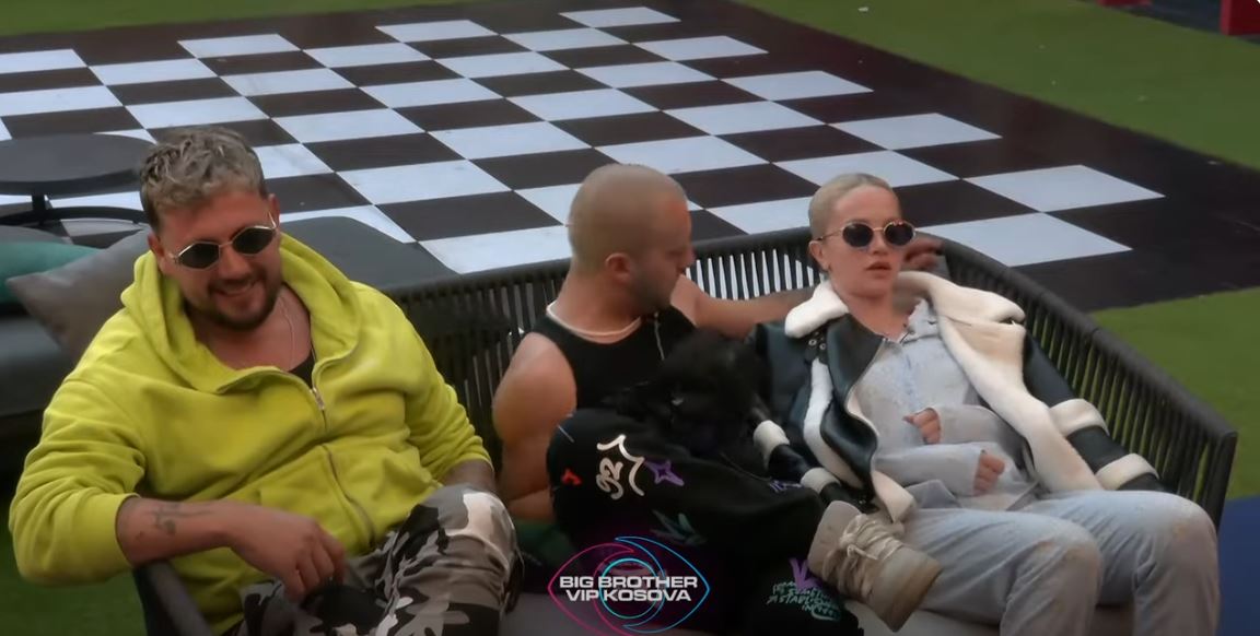 Gjesti tenton ta përqafojë Sarën, por ajo largohet (VIDEO)
