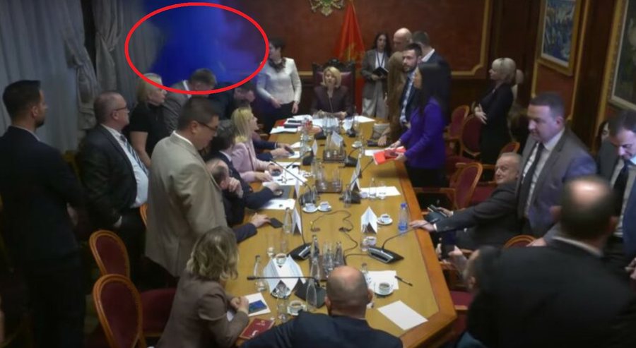 Kaos në Parlamentin e Malit të Zi, hidhet tymuese nga opozita (VIDEO)