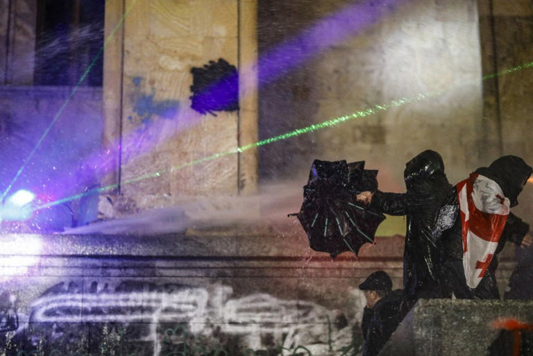 Revoltë popullore në Gjeorgji: Tbilisi nën gaz lotsjellës e ujë me presion