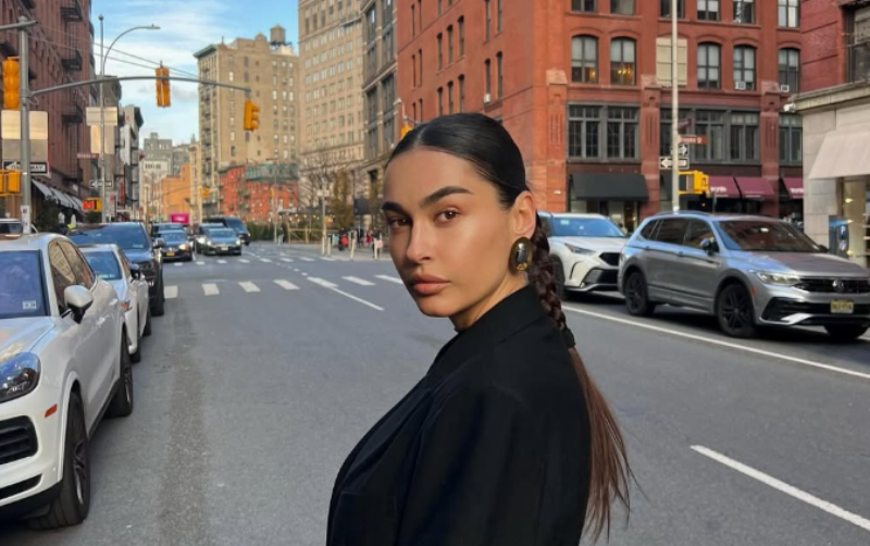 Adrola Dushi pozon rrugëve të New Yorkut
