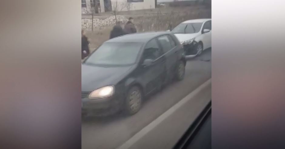 Disa vetura përfshihen në një aksident në rrugën Prishtinë - Lipjan