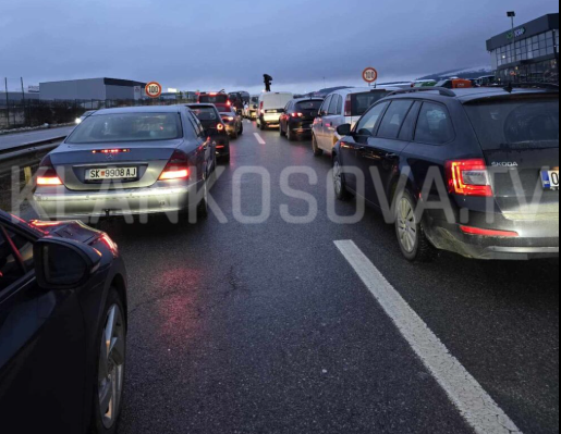 Kolona të gjata si pasojë e aksidentit mes autobusit e veturës në rrugën Prishtinë-Pejë