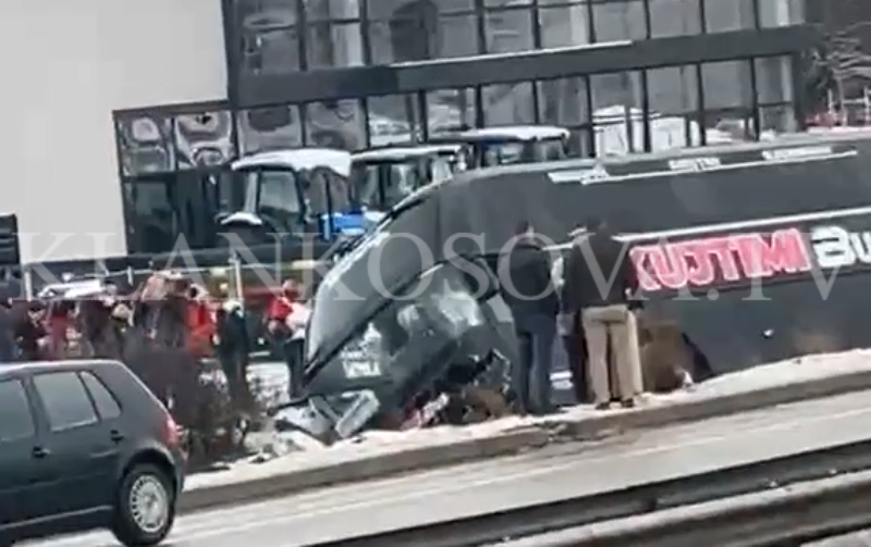 Autobusi del nga rruga në magjistralen Prishtinë-Pejë (VIDEO)