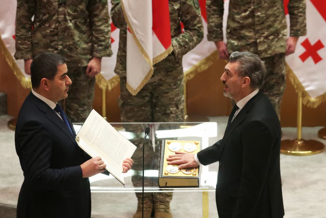 Presidenti i ri i Gjeorgjisë bëri betimin, paraardhësja thotë se nuk është lider legjitim