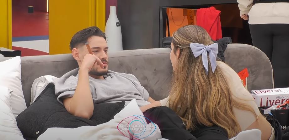 Lela e Leo në shtrat: Diskutojnë për martesë e familje (VIDEO)