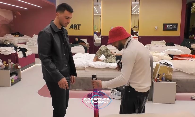 Reagimi i Xuxit pasi ia mbushin shtratin me pije energjike (VIDEO)