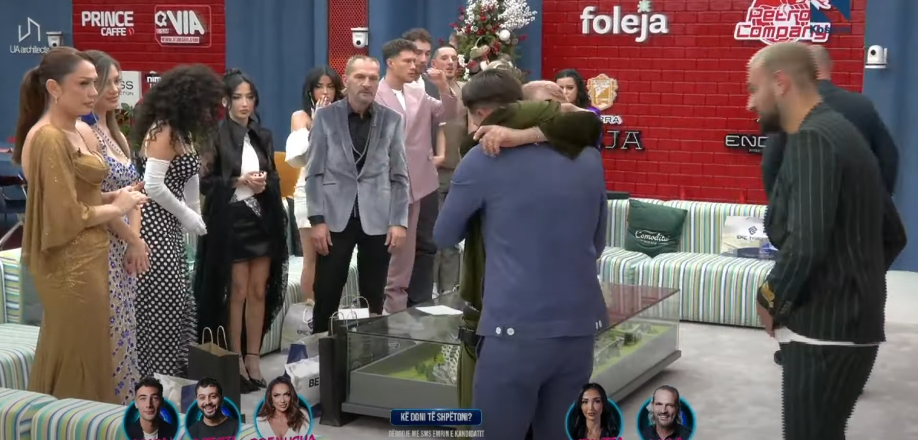 Momente prekëse, të gjithë banorët përqafojnë Leon, pas komunikimit me djalin e axhës Robertin (VIDEO)