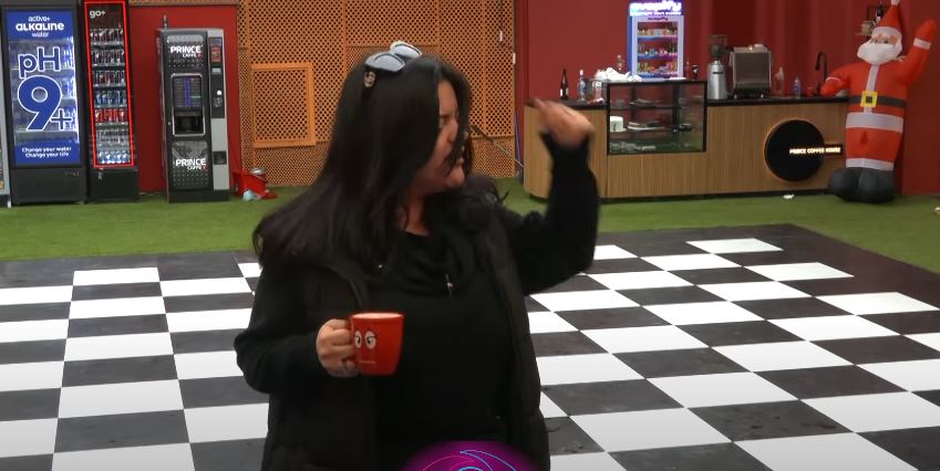 Gresa nis ditën me plot energji, duke kënduar dhe kërcyer (VIDEO)