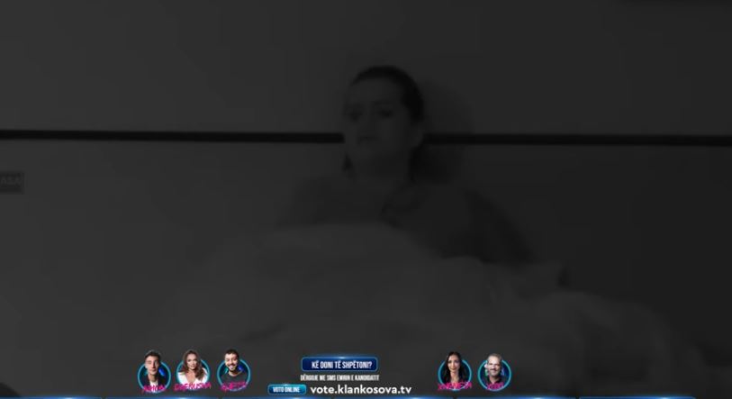 Gresa ironizon me Sarën: "Nxirrjani thikën se po vdes" (VIDEO)