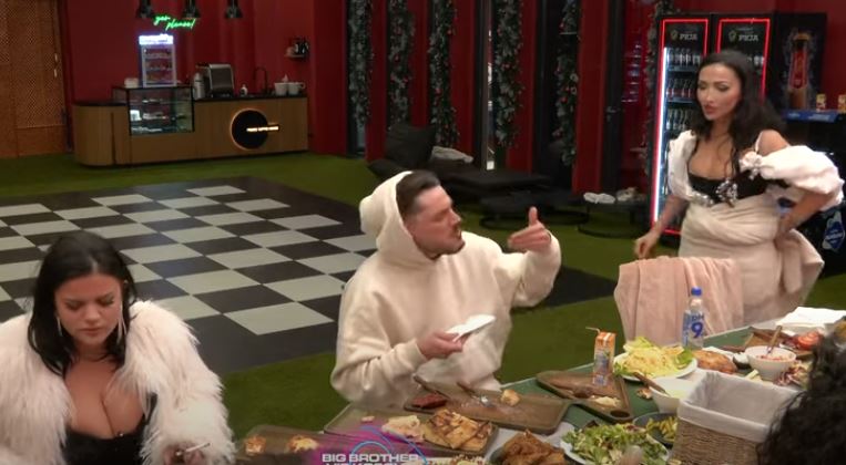 Leo i ashpër me banorët: 'Kur dua unë me fol, mos ndërhyni,' ndez debat me Drenushën (VIDEO)