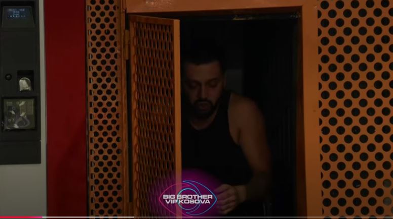 Gjesti e bën edhe këtë - Futet në koshin e bërllokut për një arsye të "fortë" (VIDEO)