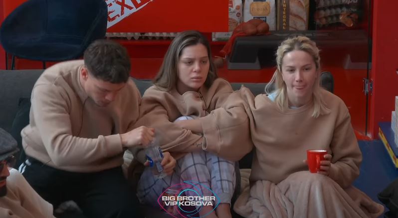 "Ju jeni servila", Vullneti mundohet t'i bindë Sarën, Drilonin dhe Lelën që t'a heqin bluzën! (VIDEO)