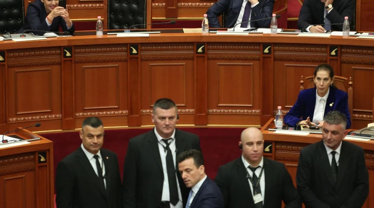 Deputeti i PD-së, Agron Shehaj, e ka bllokuar foltoren e Kuvendit të Shqipërisë