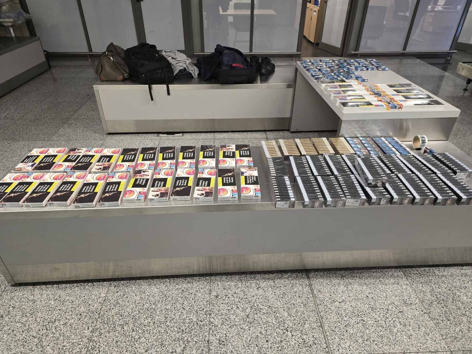Dogana ndalon futjen e cigareve ilegale në Aeroportin “Adem Jashari”, arrestohen disa persona
