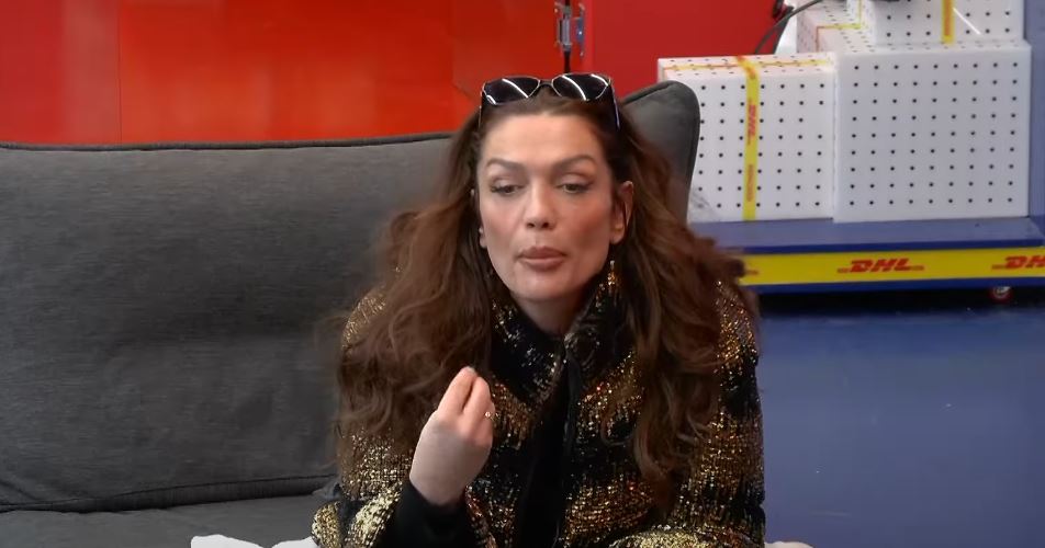 Drenusha, e pakënaqur me detyrat e ndara nga Kevini, nis debatin mes tyre