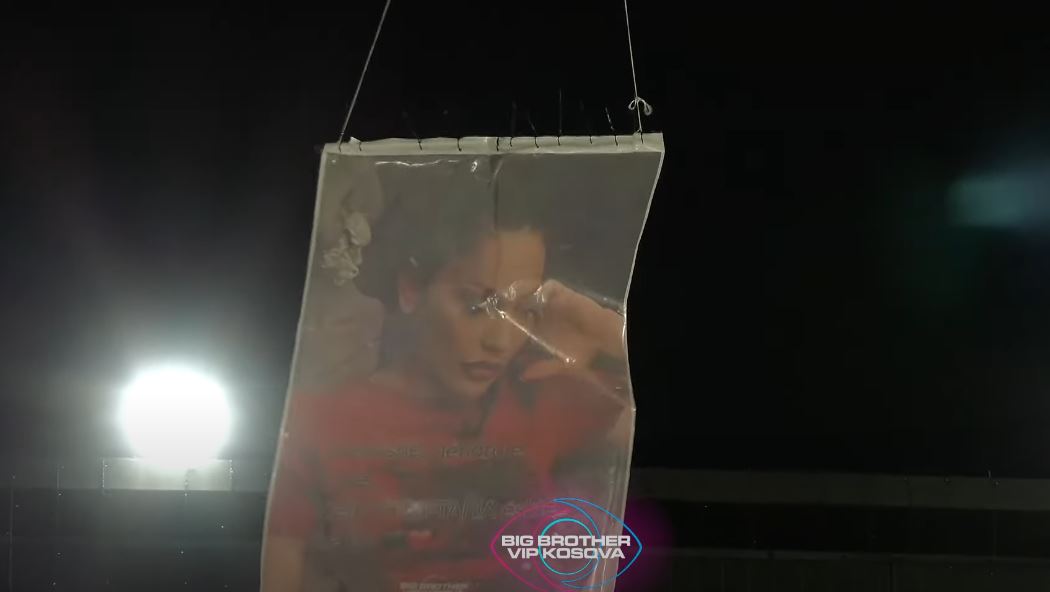 "Qëndro e fortë, krejt shqiptaria është me ty", Drenushës i vjen një dron (VIDEO)