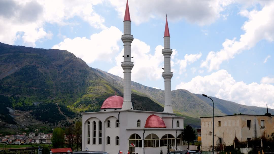 Të shtëna në Bulqizë, atentat ndaj një personi që po dilte nga xhamia
