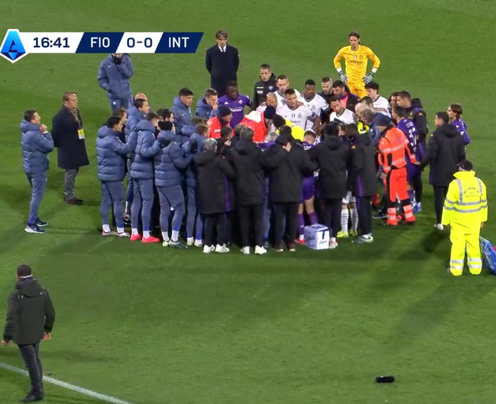 Ndërpritet ndeshja Fiorentina – Inter: Një lojtar ka rënë pa ndjenja në fushë