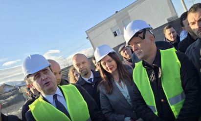 Kryeministri Albin Kurti dhe ministrja e Arsimit, Arbërie Nagavci kanë vënë sot gurthemelin e një çerdheje në Rekë-Vatë të Kaçanikut.