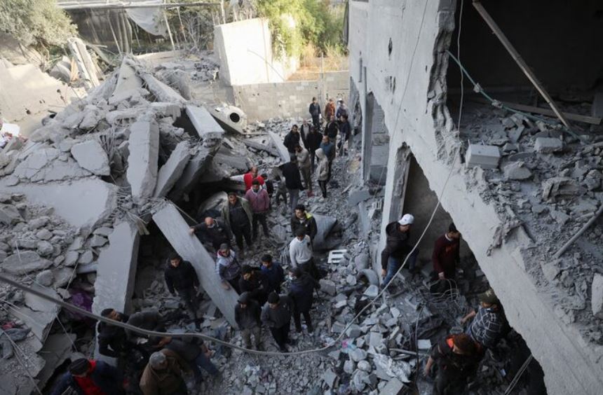 Palestinezët inspektojnë vendin e një sulmi ajror izraelit në një shtëpi, në mes të konfliktit të vazhdueshëm midis Izraelit dhe Hamasit, në qytetin e Gazës, 27 dhjetor 2024. Foto: REUTERS