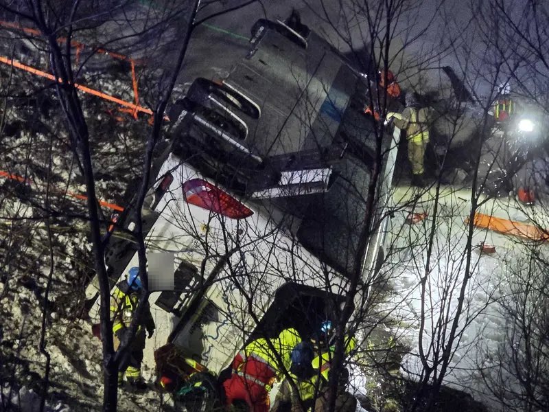 Tre të vdekur në aksidentin e një autobusi me rreth 60 pasagjerë në Norvegji (VIDEO)