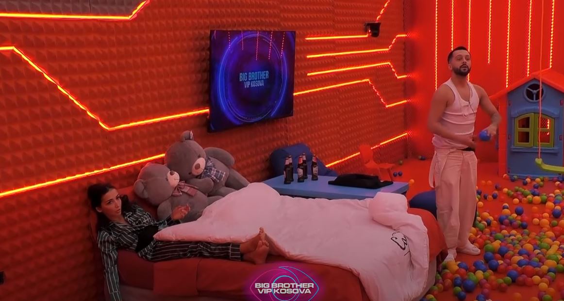 “Sonte nuk jom ‘kingu’, jom baba”, Gjesti flirtues ndaj Xhenetës (VIDEO)