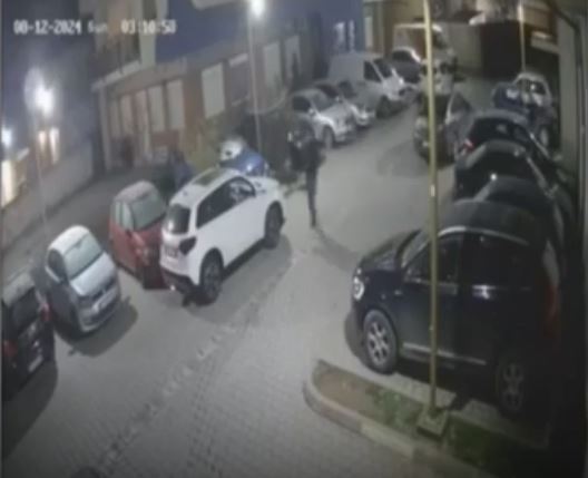 Hajni kapet në flagrancë, vjedh kapakët e rrotave të një veture ne Fushë Kosovë (VIDEO)