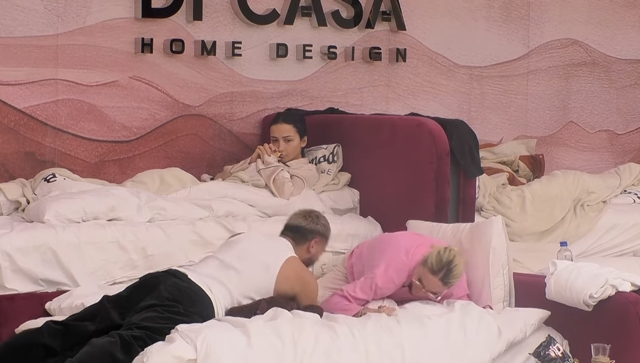 Sara mposht Gjestin me matje të fuqisë, ia rrëzon dorën (VIDEO)