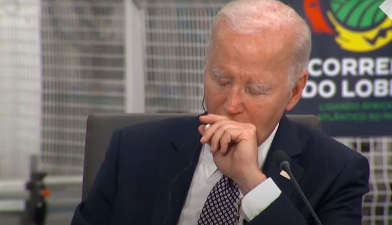 Joe Bidenin duket se e zë gjumi gjatë një takimi në Angola