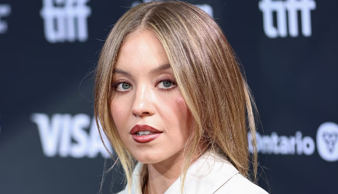 Vetëbesimi i Sydney Sweeney: Pamje topless në stil unik