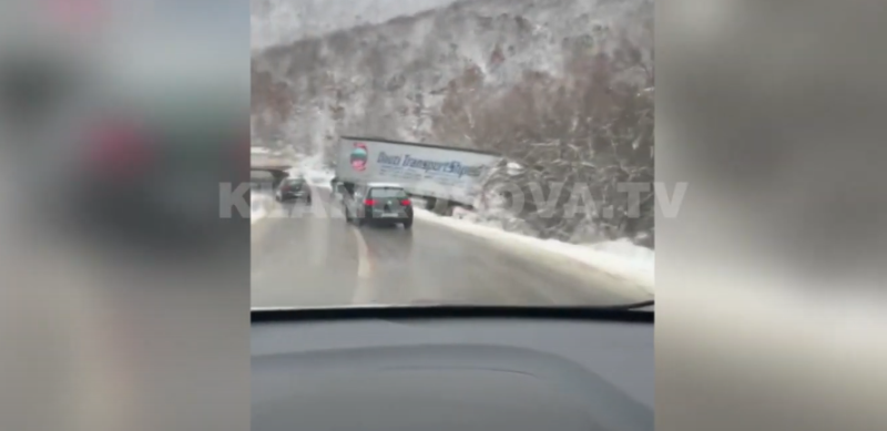 Del nga rruga një kamion afër Badocit (VIDEO)