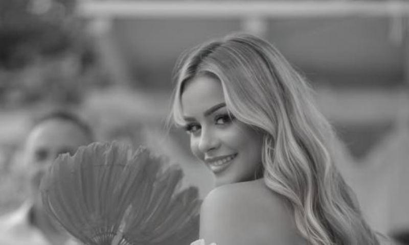Kanita “pa ngjyra” në fotografinë e fundit