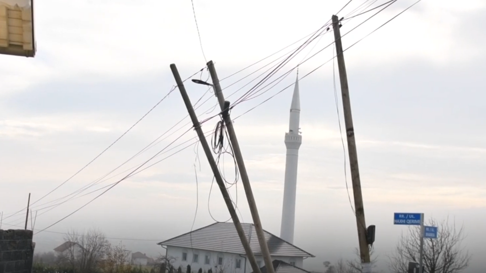 Telashet elektrike: “Bien” shtyllat në Kçiq, rrezikohen banorët (VIDEO)