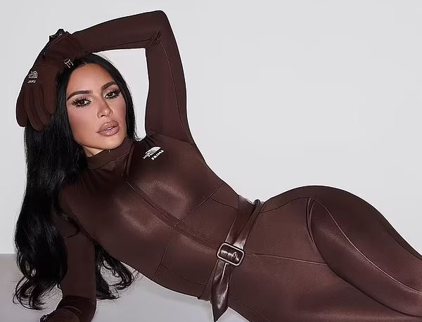 Kim Kardashian merr vëmendjen me pozë sensuale