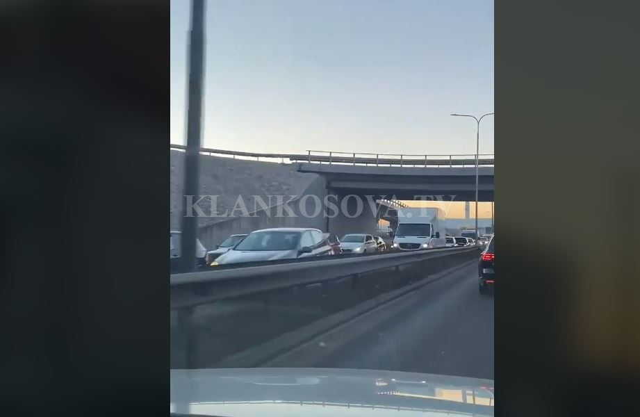 Kolonë kilometrike nga Komorani për Prishtinë (VIDEO)
