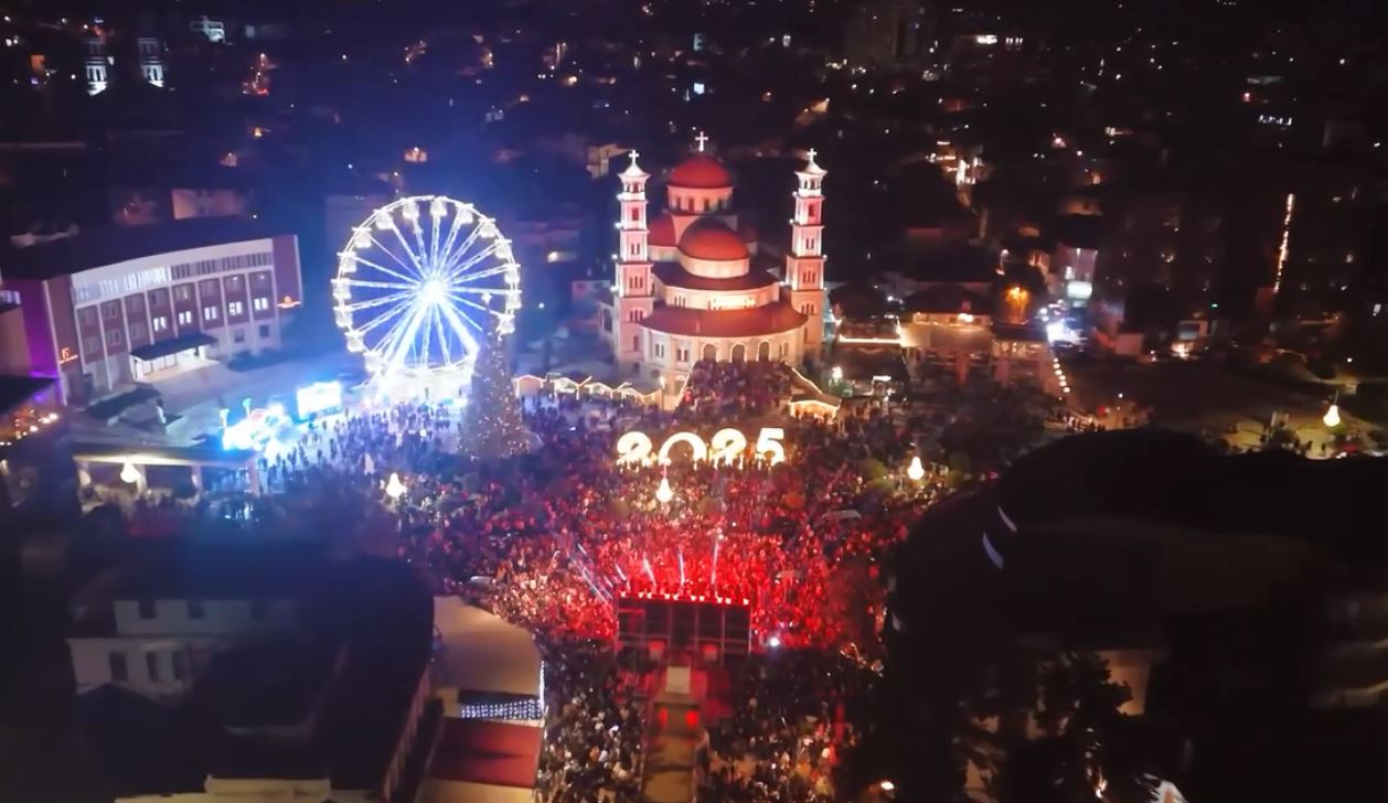 Edi Rama publikon pamje nga atmosfera festive në Korçë (VIDEO)